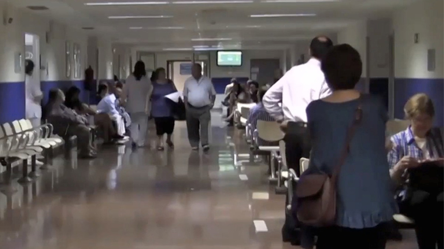 Multitud de personas en la sala de espera de un centro sanitario
